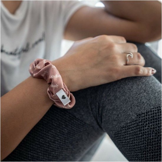 Bellody – Scrunchie Haargummie Silk Met Logo – Roze